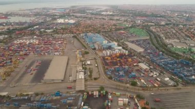 Hava görüntüleme konteynır terminali iskele surabaya. konteynırlı kargo endüstriyel limanı, vinç. Tanjung Perak, Endonezya. lojistik ihracat ve ulaşım endüstrisi