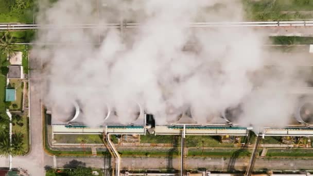Вид Воздуха Геотермальной Электростанции Дымящимися Трубами Паром Медленное Движение Производство — стоковое видео