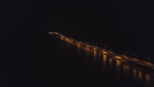 Widok Lotu Ptaka Oświetlony Most Nocy Autostrad Samochodów Most Wiszący — Wideo stockowe