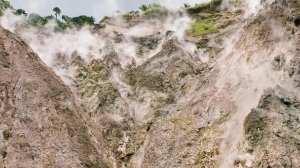 煙と脱出ガスと山の中腹に火山活動 スローモーション マグアソ火山蒸気の春 フィリピンのネグロス — ストック動画
