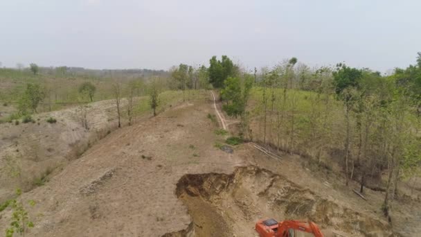 Excavadora Sitio Construcción Corta Colina Carga Camión Con Tierra Vista — Vídeos de Stock