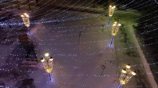 Piazza Del Paese Albero Natale Decorato Con Illuminazione Vista Dall — Video Stock