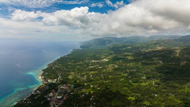 Cebu adasının deniz manzaralı havadan görünüşü. Tropik bölgelerde deniz manzarası. Filipinler.