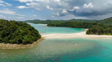 Güzel kumlu sahil ve tropikal adanın havadan görünüşü. Tropik bir manzara. Kelambu Sahili. Borneo, Malezya.