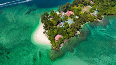 Manukan Adası 'nın kumlu güzel bir plajı var. Tunku Abdul Rahman Ulusal Parkı. Kota Kinabalu, Sabah, Malezya.