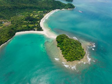 Tropik bölgelerde kristal berraklığında su bulunan tropik bir sahil. Sabah, Borneo, Malezya.