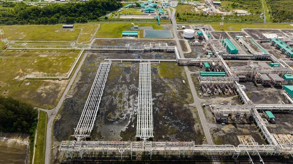 Stora Tankar Ovan Jord Lagrar Olja Och Gas Ett Oljeraffinaderi — Stockfoto