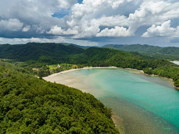 Tropikal bitkiler arasında güzel bir plajı olan bir koy. Loro Kecil plajı. Borneo, Malezya.