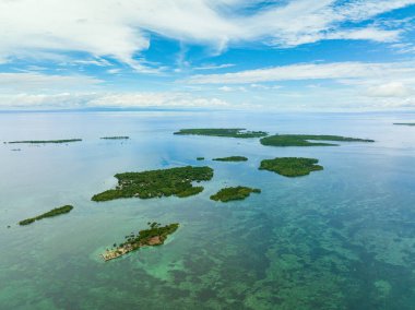 Mavi denizde ormanı olan tropikal adaların en üst görüntüsü. Bantayan, Filipinler.
