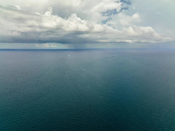 Widok Lotu Ptaka Błękitne Morze Falami Niebo Chmurami Niebo Oceaniczne — Zdjęcie stockowe