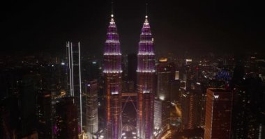 Kuala Lumpur, Malezya - 11 Eylül 2022: Kuala Lumpur 'un hava aracı gece vakti, Malezya. Gökdelen ve yüksek binalar.