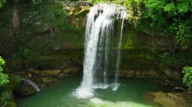 Tropikal ormanda yavaş çekimde şelale. Ben-Ben Şelalesi bir dağ geçidinde. Zenciler, Filipinler.