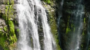 Tropikal bir ormandaki Şelale 'nin havadan görünüşü. Ağır çekim. Balea Şelalesi ormanda. Zenciler, Filipinler.