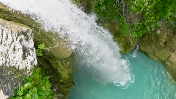 緑の森の中の滝のトップビュー Inambakanスローモーションで滝 フィリピンのセブ — ストック動画