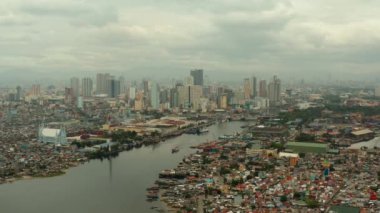 Manila şehrinde gökdelenler, modern binalar ve Makati iş merkezi, hava aracı. Seyahat tatili kavramı.
