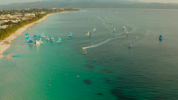 Widok Lotu Ptaka Jachtów Żaglowych Piaszczystej Plaży Boracay Island Zachodzie — Wideo stockowe