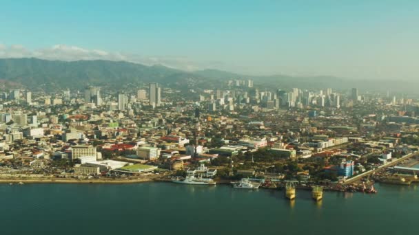 城市景观 宿务市 有现代建筑 摩天大楼和海港 有船舶和渡船 日出时俯瞰全城 菲律宾 — 图库视频影像