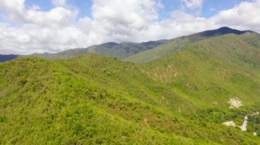 Dağlar ve tepeler tropik ormanlarla kaplı. Tropik manzara, Mindanao, Filipinler.