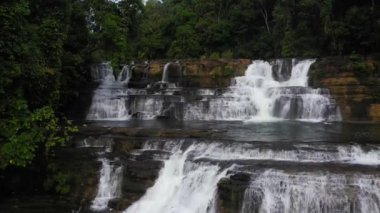 Filipinler, Mindanao 'daki tropikal ormandaki bir dağ geçidinde bulunan Tinuy-an Şelaleleri' nin hava manzarası. Tropikal ormanda şelale.