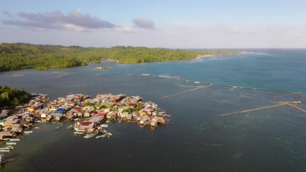 Традиционная Рыбацкая Деревня Азии Рыбацкими Лодками Домами Стоящими Море Филиппины — стоковое видео