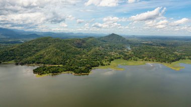 Tropikal ormanlı göl ve vadi manzarası. Sorabora Gölü, Sri Lanka.