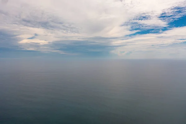 Mer Bleue Avec Vagues Ciel Avec Nuages Skyline Océan — Photo
