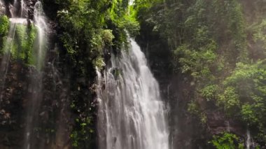 Yağmur ormanlarındaki şelalenin havadan görünüşü. Mimbalut Şelalesi tropik dağ ormanlarında. Filipinler, Mindanao. Iligan Şehri, Lanao del Norte.
