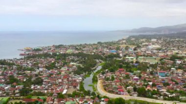 Iligan 'ın yerleşim bölgeleri olan şehir manzarası. Mindanao, Filipinler. Asya 'da şehir yukarıdan görünüyor. Iligan Şehri, Lanao del Norte.