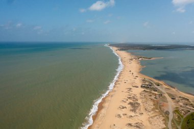 Tropikal kumlu ve mavi okyanuslu deniz manzaralı deniz manzarası. Kalpitiya, Sri Lanka.