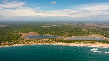 Sahili ve okyanusu olan Sri Lanka adasının kıyı şeridi. Tropikal bitki örtüsü ve tarım arazisi.