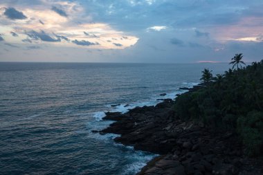 Gün batımında Sri Lanka kıyısı ve okyanus. Hiriketiya, Sri Lanka.