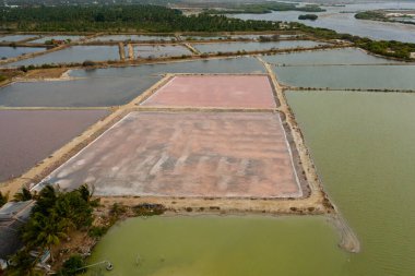 Güzel tuz göletlerinin manzarası. Sri Lanka 'da tuz toplama göletleri.