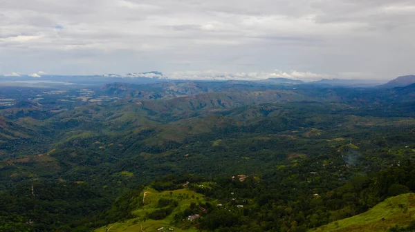 Αεροφωτογραφία Των Βουνών Κάλυψε Τροπικό Δάσος Δέντρα Και Γαλάζιο Ουρανό — Φωτογραφία Αρχείου
