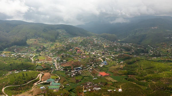 在茶园和农田之间的村庄上空无人侦察机 Nuwara Eliya 斯里兰卡 — 图库照片