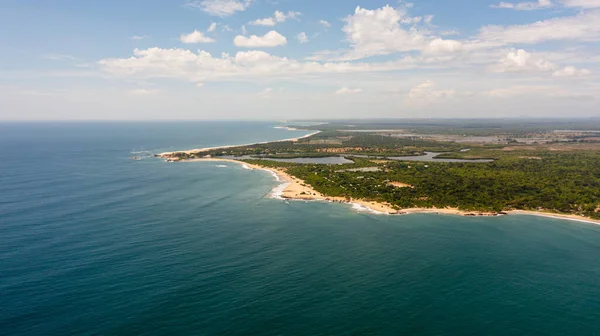 斯里兰卡的海岸线 有海滩和海洋 热带植被和农业用地 — 图库照片