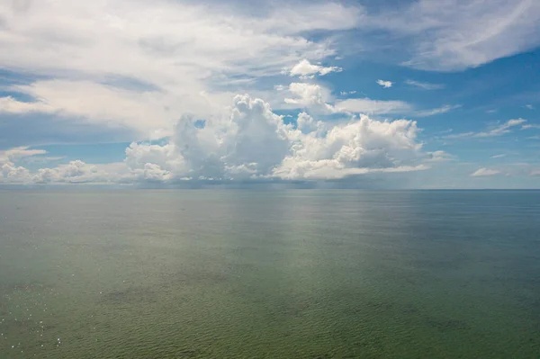 熱帯の青い海と雲と青空 シースケープ 空中ビュー 海への飛行 — ストック写真