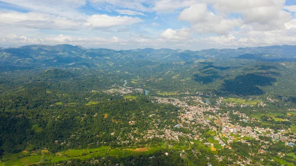 从空中俯瞰有城镇和农田的山谷 斯里兰卡Gampola镇 — 图库照片