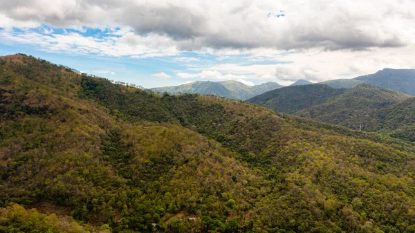 有热带雨林和云彩的高山的空中景观 斯里兰卡 — 图库照片