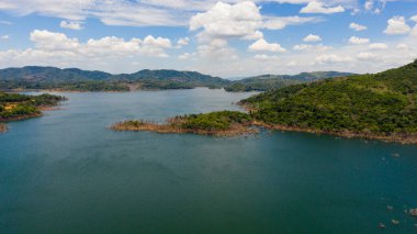 Dağların arasında ormanla kaplı bir göl. Kalu Ganga Barajı, Sri Lanka.