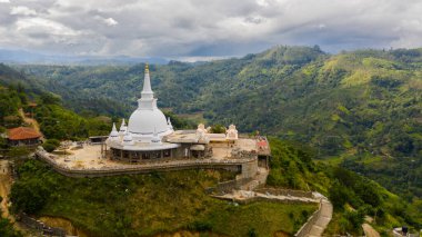 Dağın tepesindeki bir dağ ilinde bir Budist tapınağı. Mahamevnawa Budist Manastırı. Bandarawela, Sri Lanka.