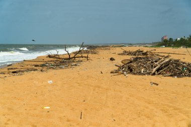 Çöpe atılmış plastik atıklar deniz kabarması ve çevresel atıklar sonrası çöp kirliliği. Negombo, Sri Lanka.