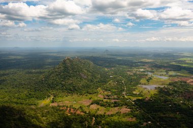 Dağlar ve tepeler arasında bir vadide tarım bitkileriyle tarım arazilerinin drone 'u. Kırsal alan. Sri Lanka.