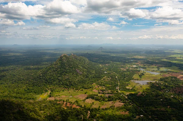 Dağlar ve tepeler arasında bir vadide tarım bitkileriyle tarım arazilerinin drone 'u. Kırsal alan. Sri Lanka.