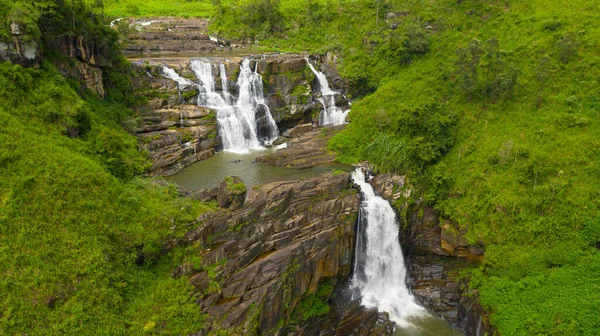 山や茶畑で美しい滝 スリランカのセントクレア滝 — ストック写真