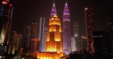 Kuala Lumpur, Malezya - 11 Eylül 2022: Petronas ikiz kuleleri gece Kuala Lumpur 'da aydınlandı.