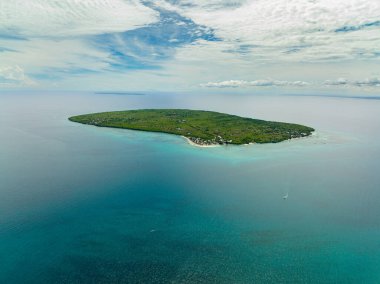 Açık okyanusta plajı olan tropik bir ada. Virgin Adası, Filipinler.