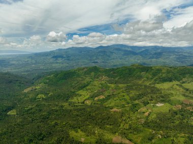 Dağların yamaçlarından, tepelerden, ormanlardan ve tarlalardan oluşan insansız hava aracı. Zenciler, Filipinler