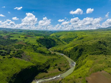 Zenciler adasındaki bir kanyonda bir nehir. Filipinler.
