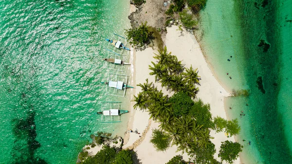 ターコイズブルーの水の島々と青いラグーンの空中ビュー 熱帯の風景 フィリピンバンタヤン島のバリディットラグーン — ストック写真