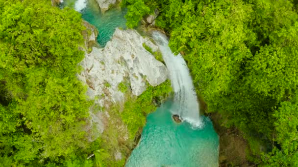 緑の森の中の美しい滝 トップビュー 熱帯イナムバカン山のジャングルの滝 フィリピン 熱帯雨林の滝 — ストック動画